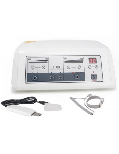 Kosmetologin laite ultraäänikuorintaa...